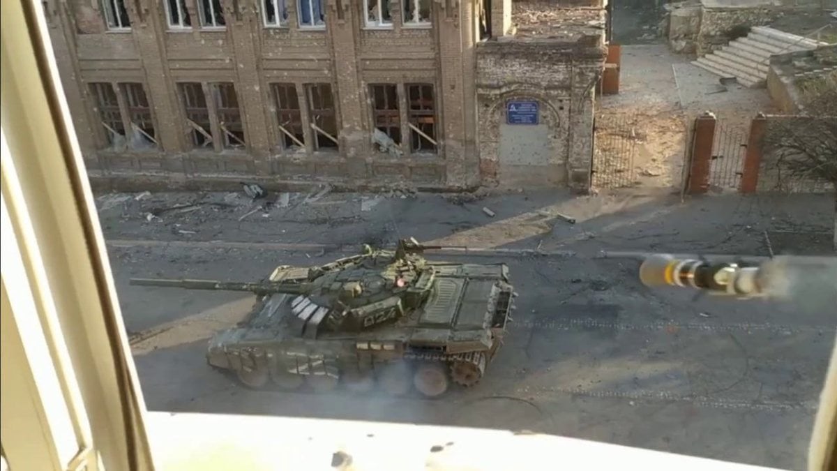 A Russian tank was shot down by a hand-held anti-tank in Mariupol