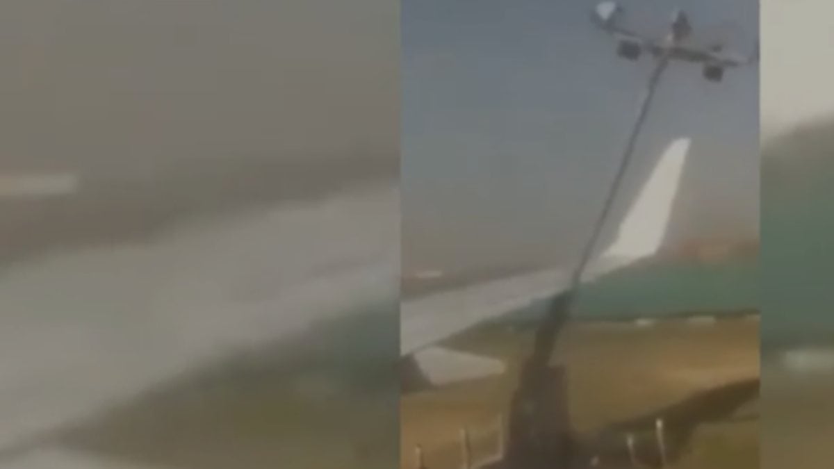 Passenger plane crashes into mast in India