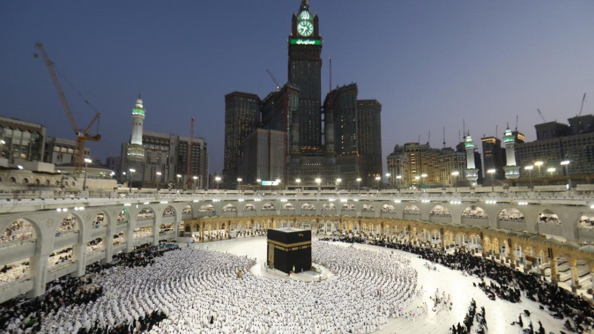Muslims met at iftar tables in Kaaba-i Sharif and Masjid an-Nabawi