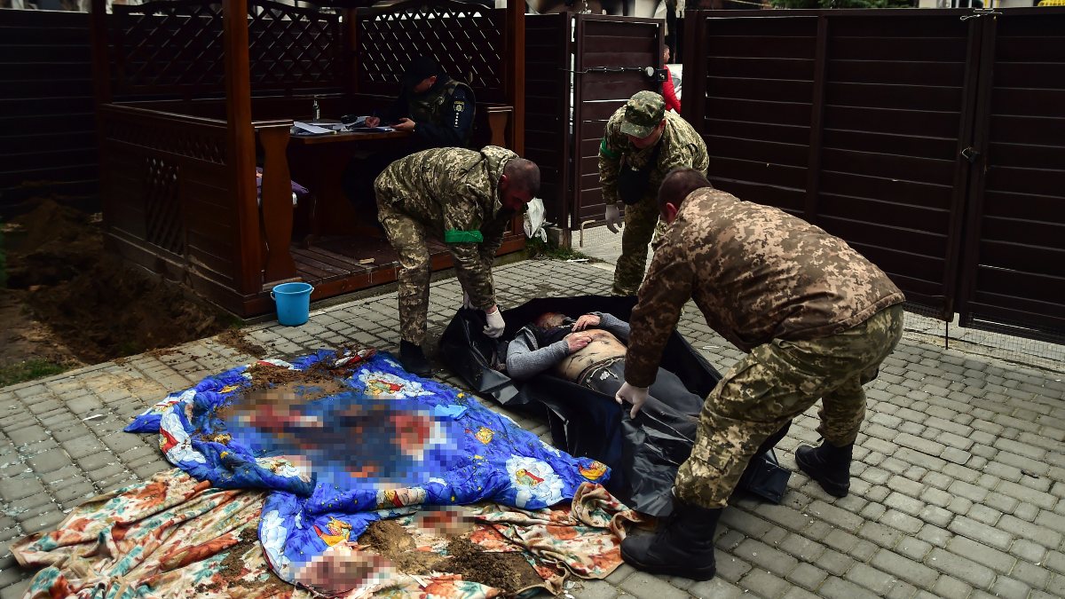Ukrayna'nın Gostomel şehrinden cesetler çıkarılıyor