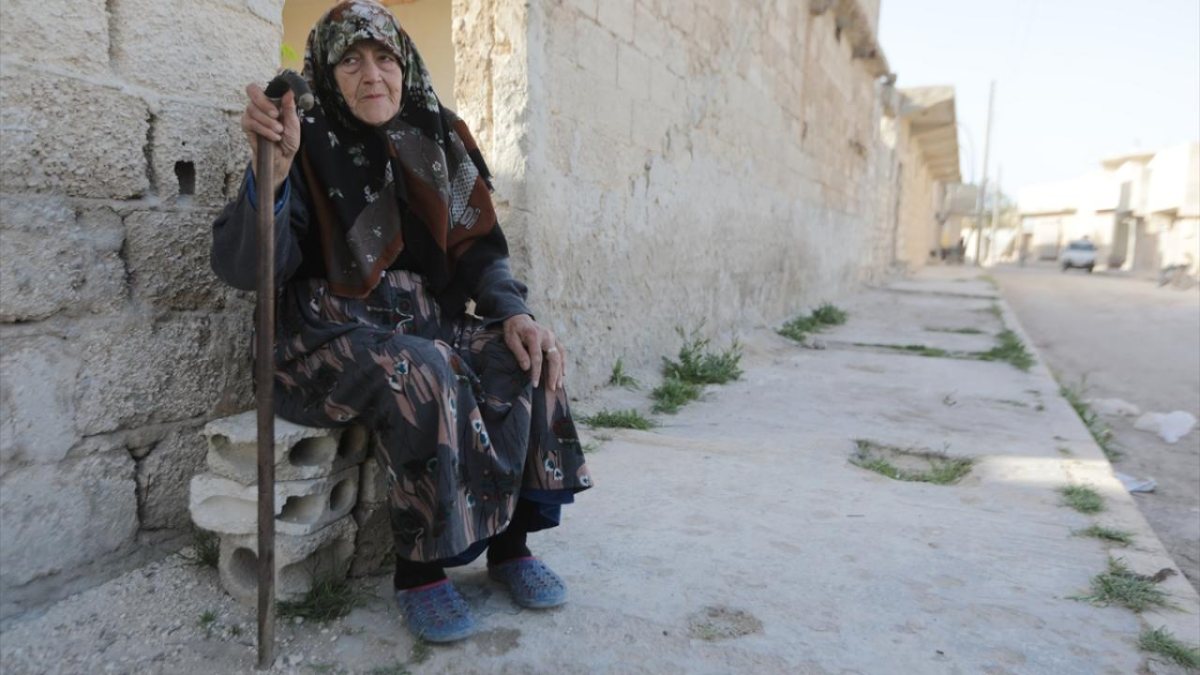 Ayse, who lost her husband and 5 children in Syria, wants a door to her house