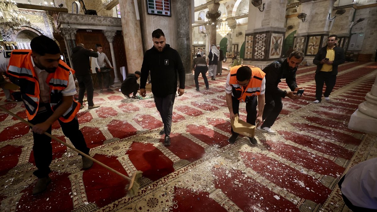 Israeli soldiers raid Al-Aqsa Mosque: They turned the Qibla Mosque upside down