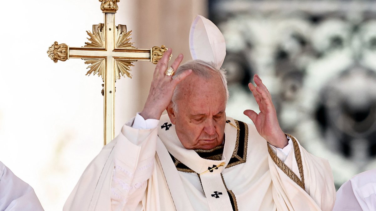 Pope’s hat flew at Easter mass