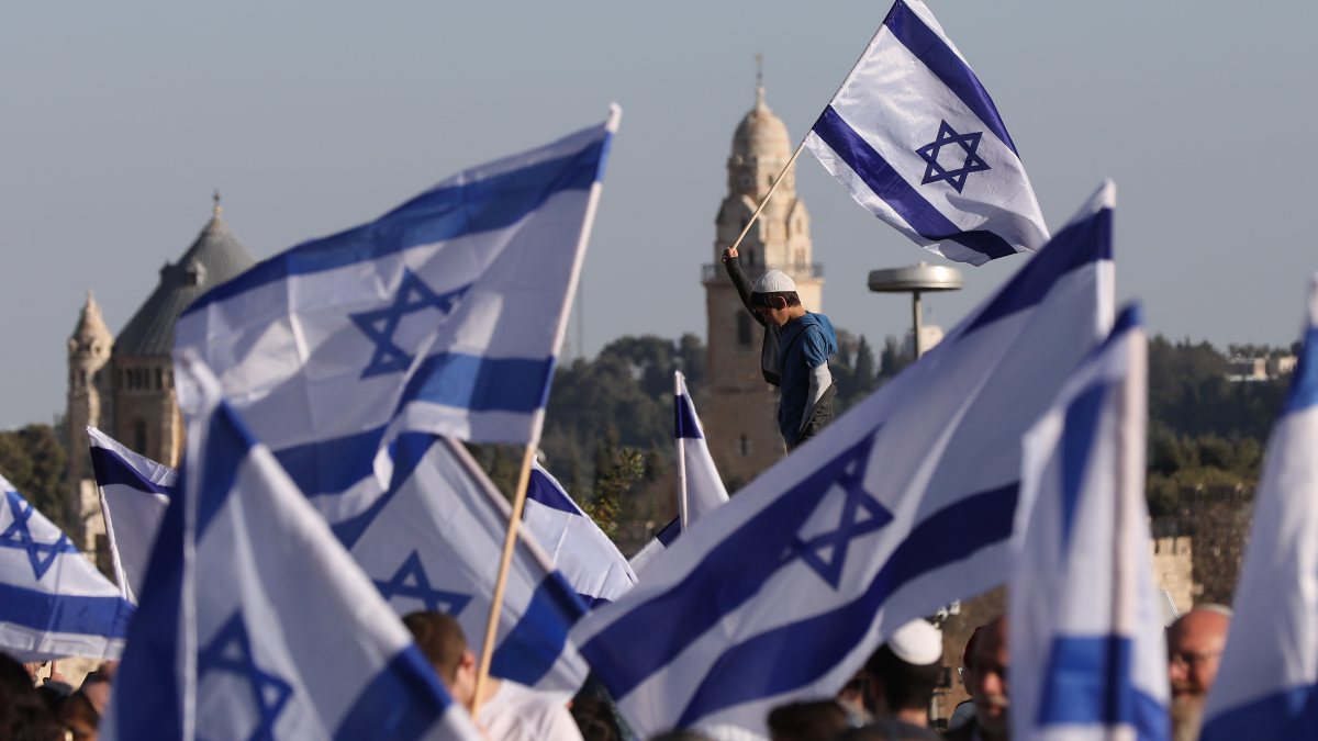 Preventing fanatic Jews from marching in Israel