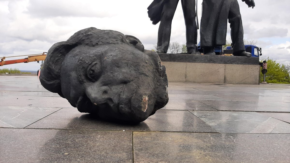 Russia and Ukraine friendship monument destroyed