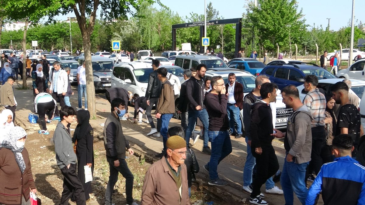 Diyarbakır'da vatandaşlar, bayram sabahı mezarlığa akın etti