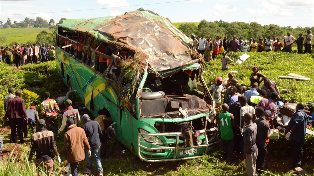 Life market in overturned bus in Uganda: 20 dead