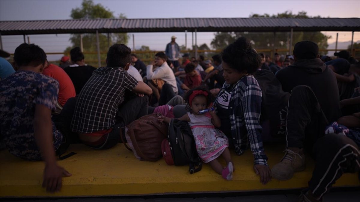 Meksika'da, tır dorsesinden 310 kaçak göçmen çıktı
