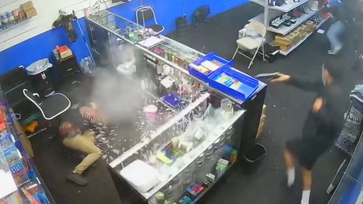 The moment of gunfight in the store in the USA