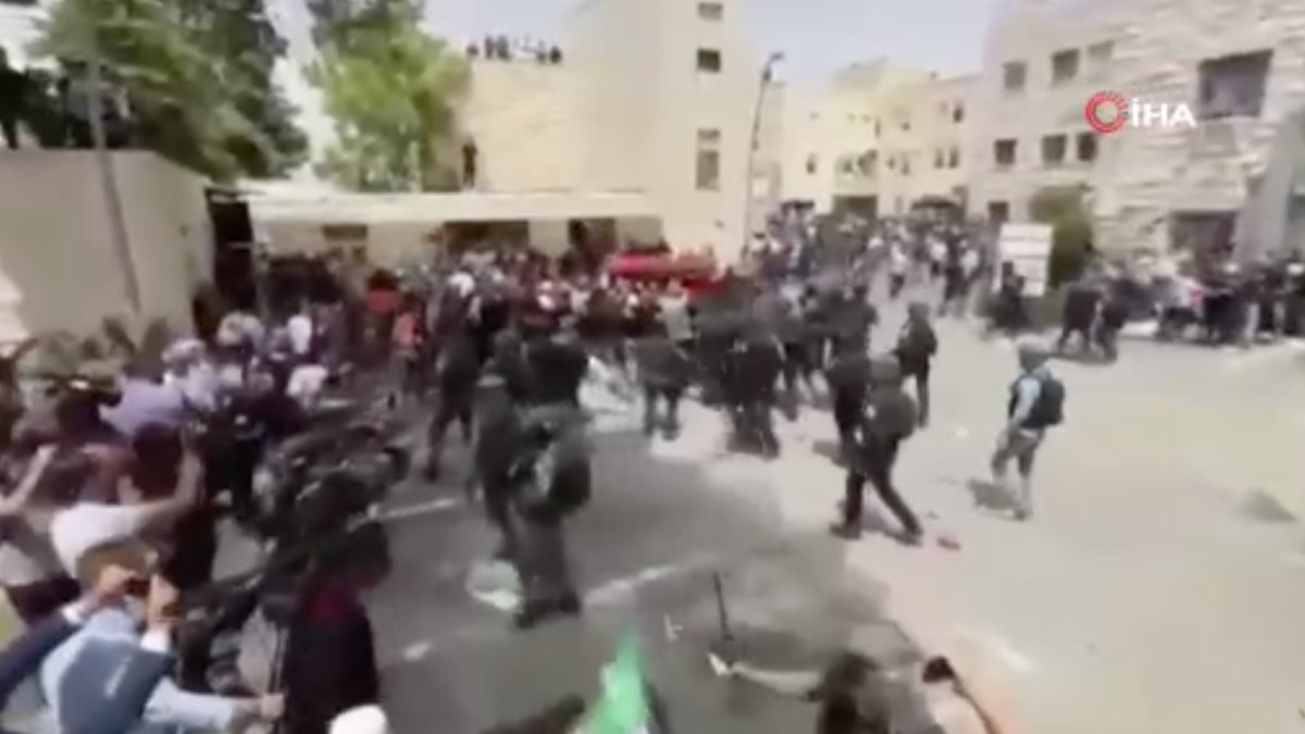 Israeli police attack on the funeral convoy of journalist Abu Akleh