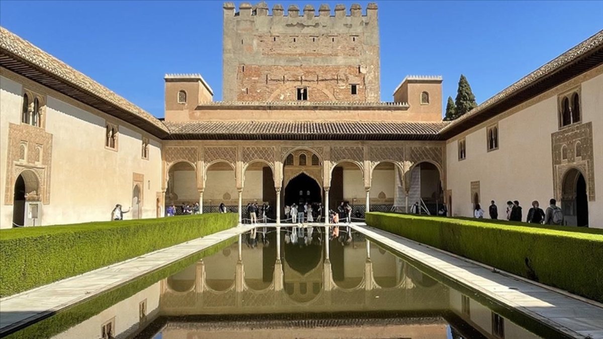 Pearl of Andalusian architecture: Alhambra Palace