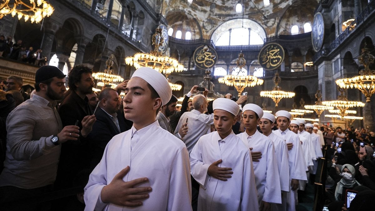 Students reading the Qur’an in Hagia Sophia in the Greek press