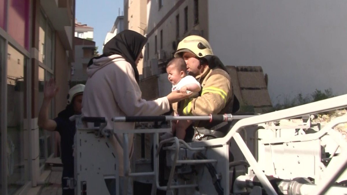 Kartal'daki evde yangın: Anne ve bebeğini itfaiye kurtardı