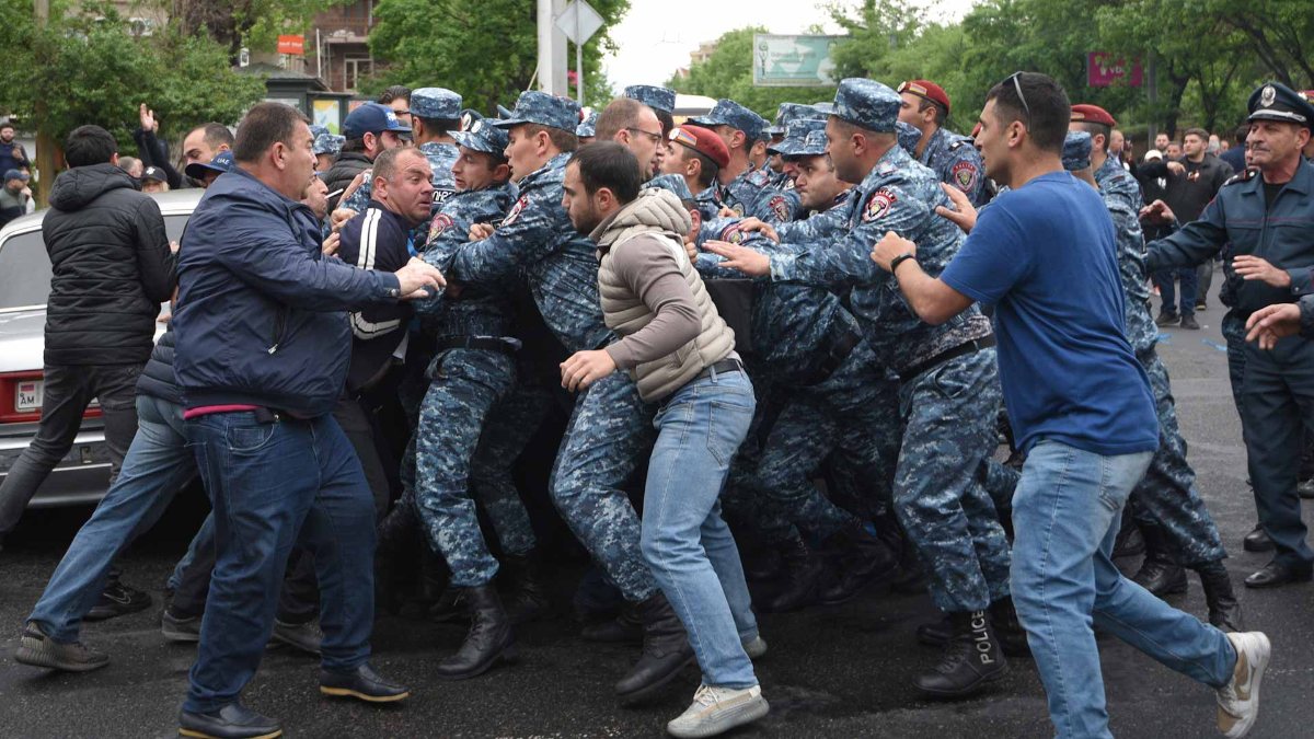 Protests continue in Armenia: Opponents blocked roads
