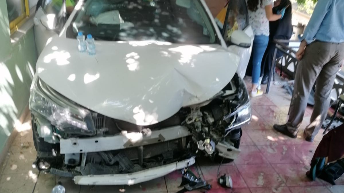 Kocaeli'de kahvehanenin bahçesinde oturanlara otomobil çarptı