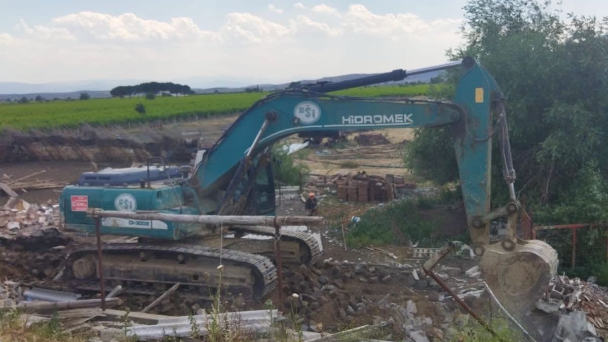 Manisa'da kaçak inşa edilen yapılar yıkılıyor