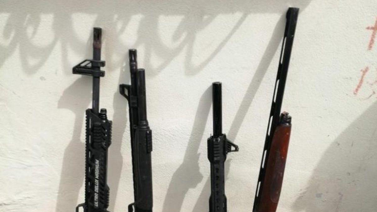 İzmir’de bir evin bahçesinden 4 av tüfeği çıktı