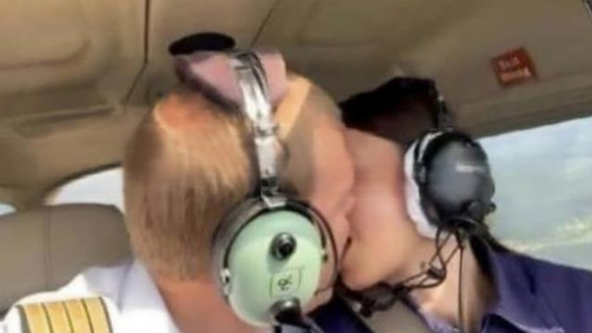 In Russia, the pilot had sex with his student on the plane