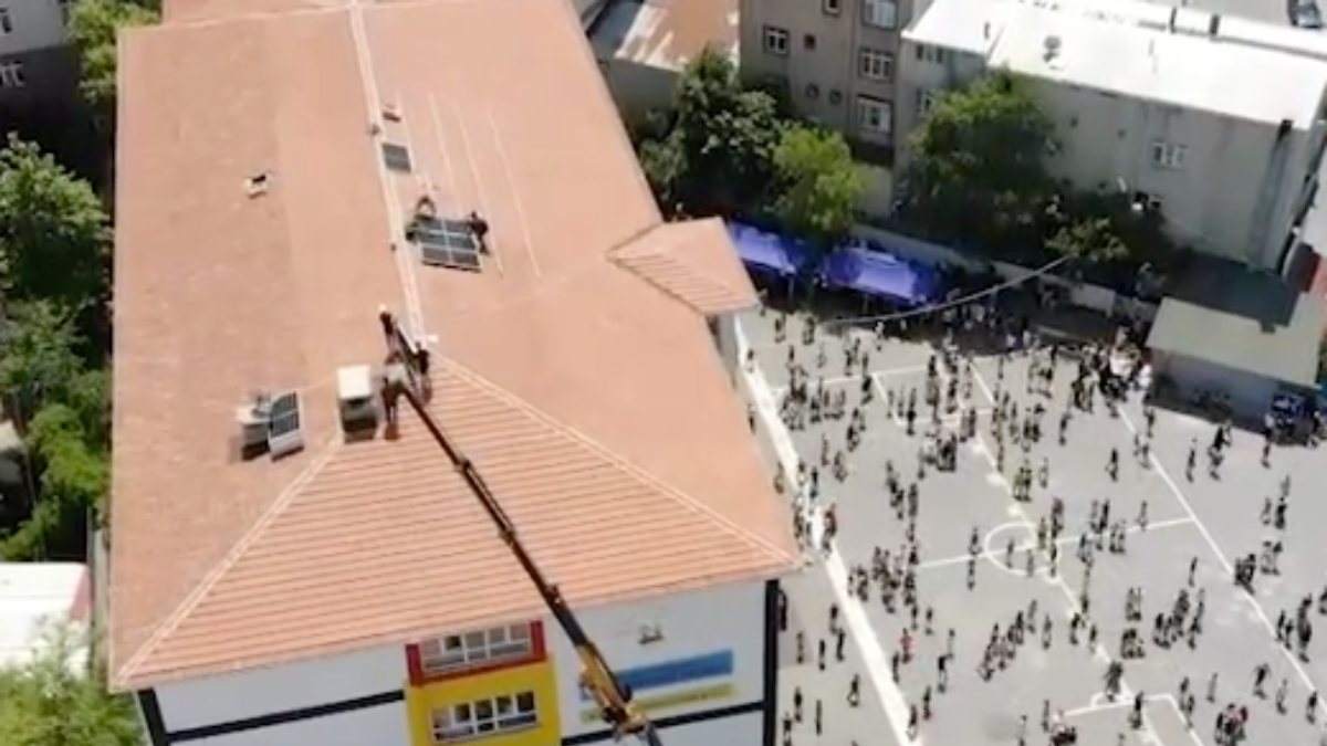 Arnavutköy'deki okul çatısında tehlikeli tadilat