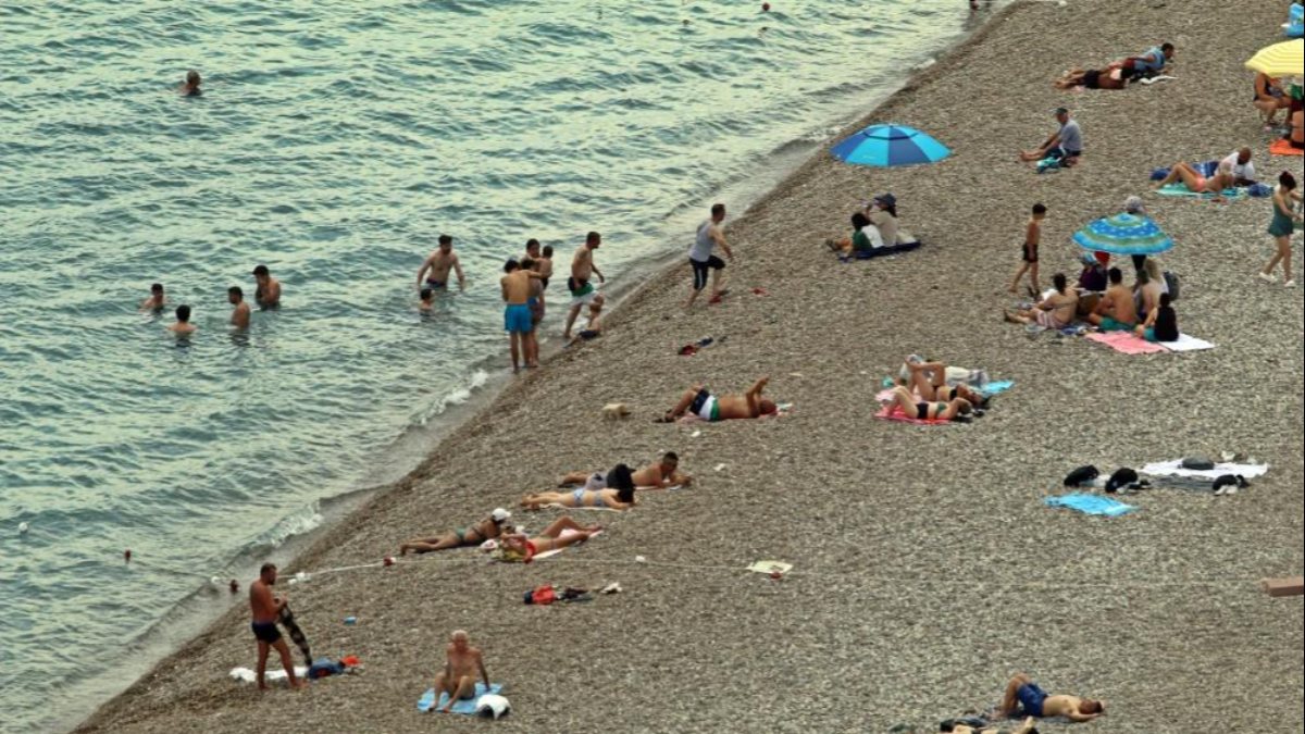 Antalya’da tatilciler sahillere akın etti