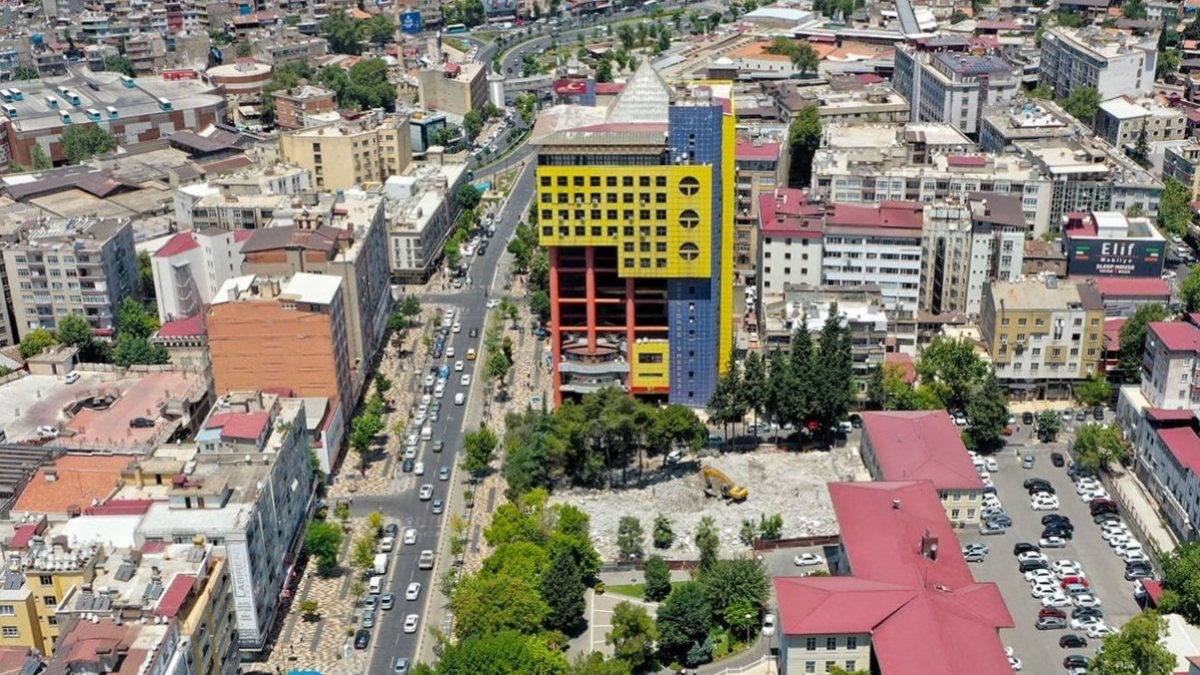 Kahramanmaraş'ta 'Dünyanın en saçma binası'nın yüzde 80'i yıkıldı
