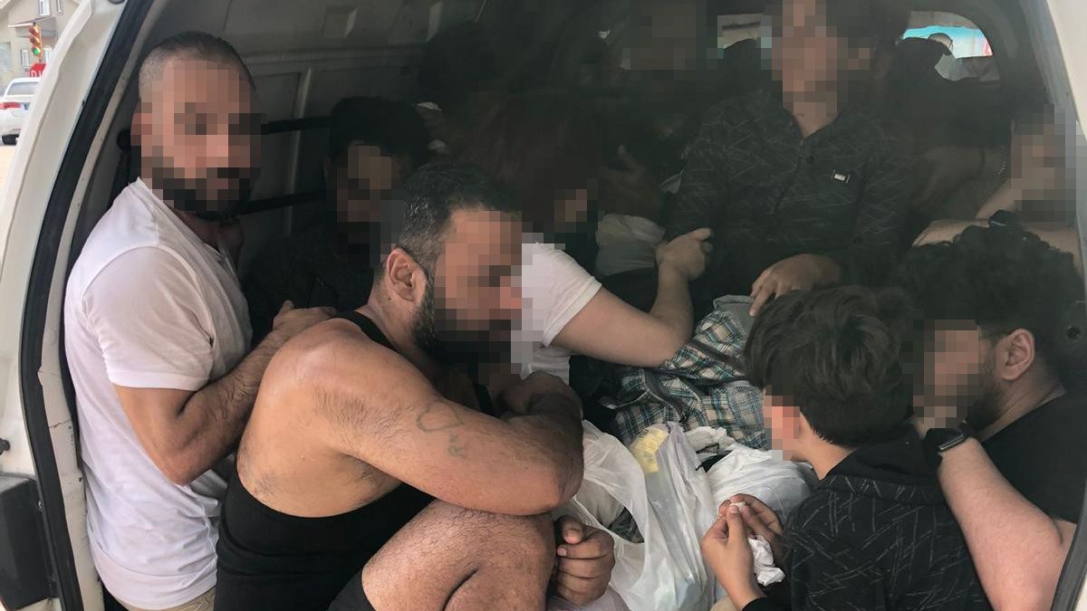 Marmaris'teki midibüsten, üst üste oturmuş 19 göçmen yakalandı
