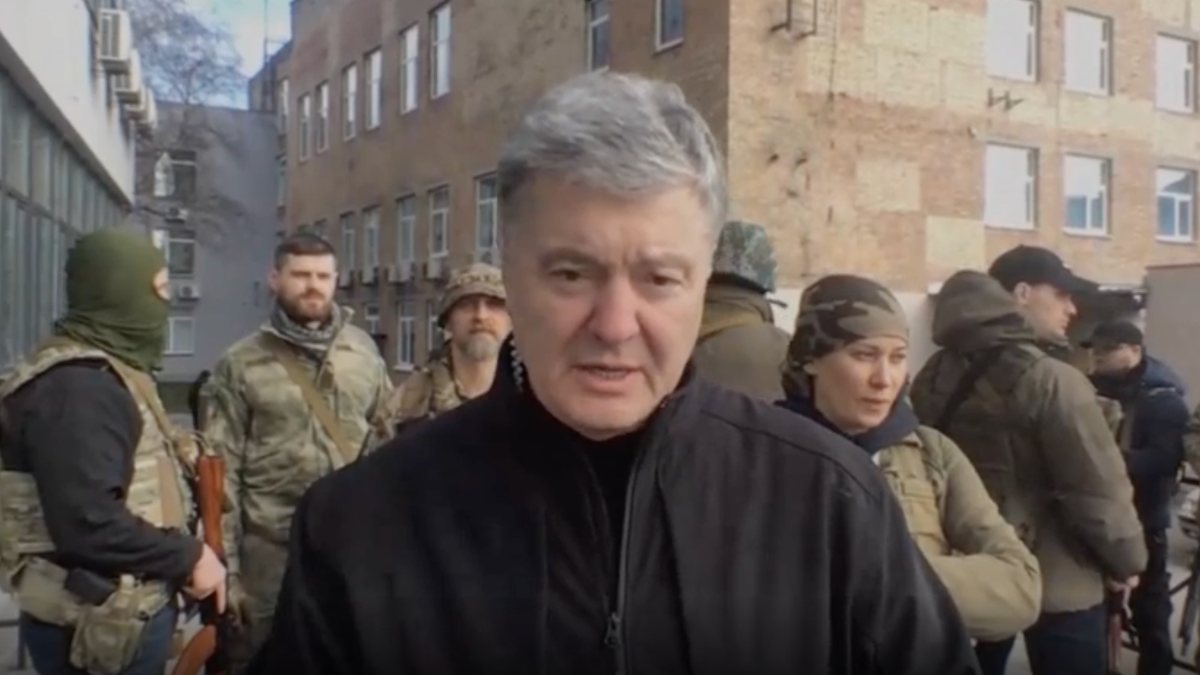 Petro Poroshenko leaves Ukraine