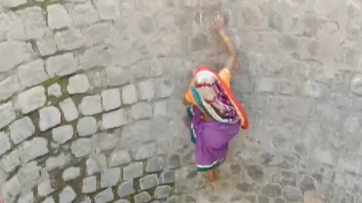 The woman who risked her life for water in India was photographed