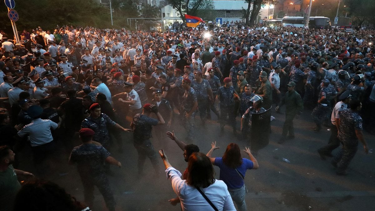 Police and protesters clash in Armenia: 60 injured