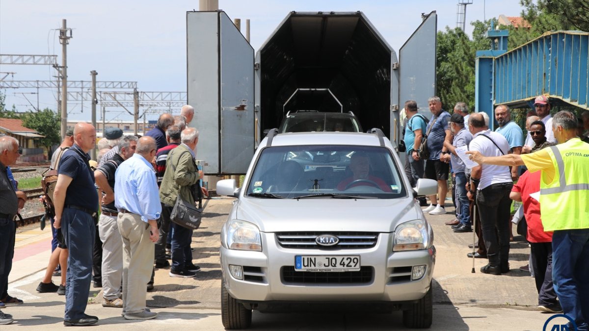 Expatriates, who load their vehicles on wagons, return to their father’s hearths