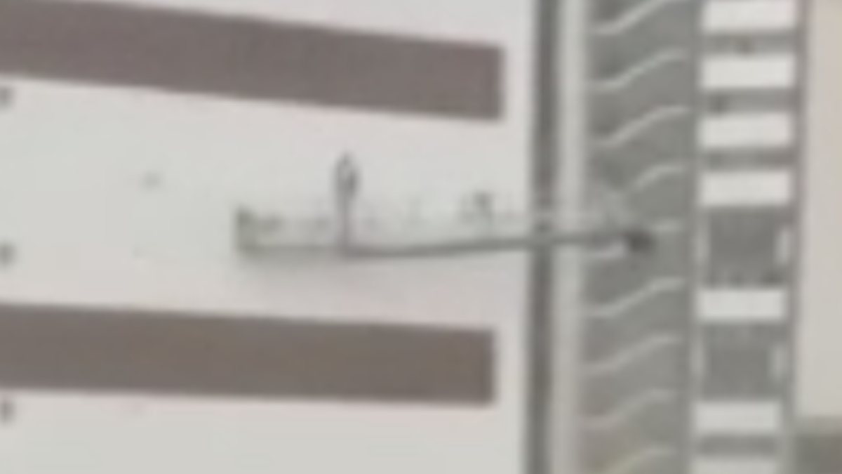 2 workers who fell from the pier due to the storm in Iran died