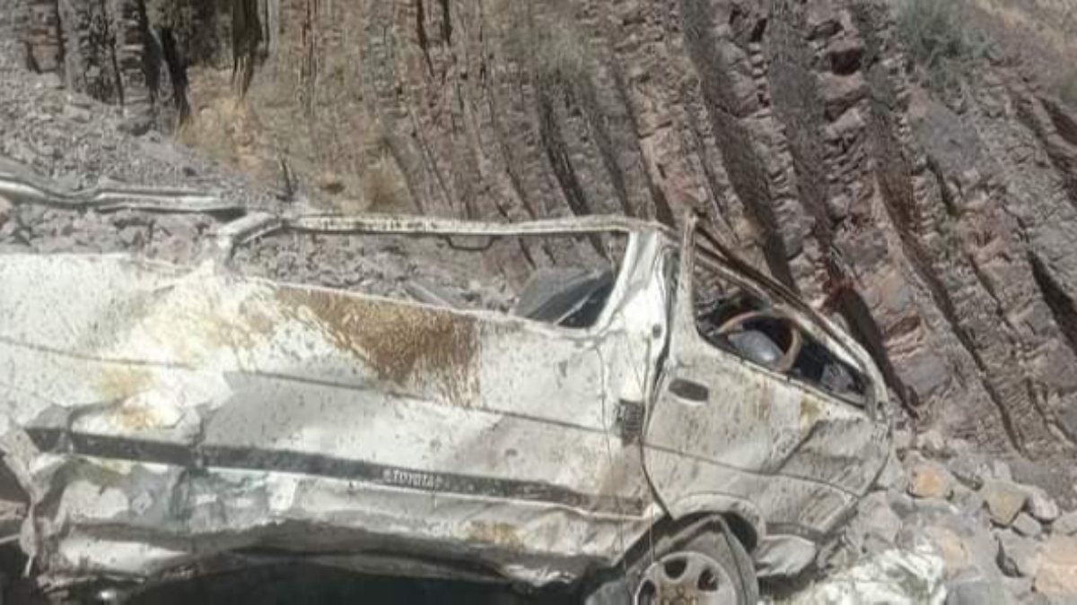 18 killed in minibus that rolled into valley in Pakistan