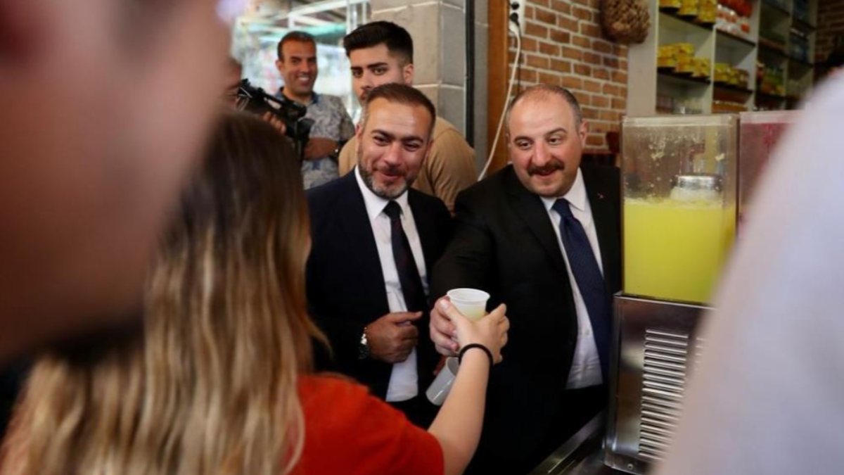 Mustafa Varank, Diyarbakırlılara meyan şerbeti ve limonata ısmarladı