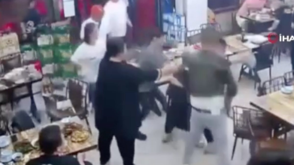 9 people kicked and slapped 3 women sitting in a restaurant in China