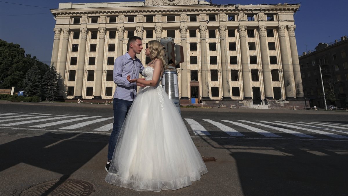 Wedding under bombs in Ukraine