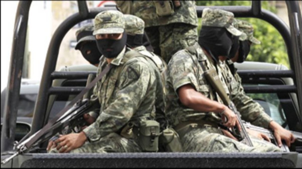 Mexican army officers sold military uniforms to cartels