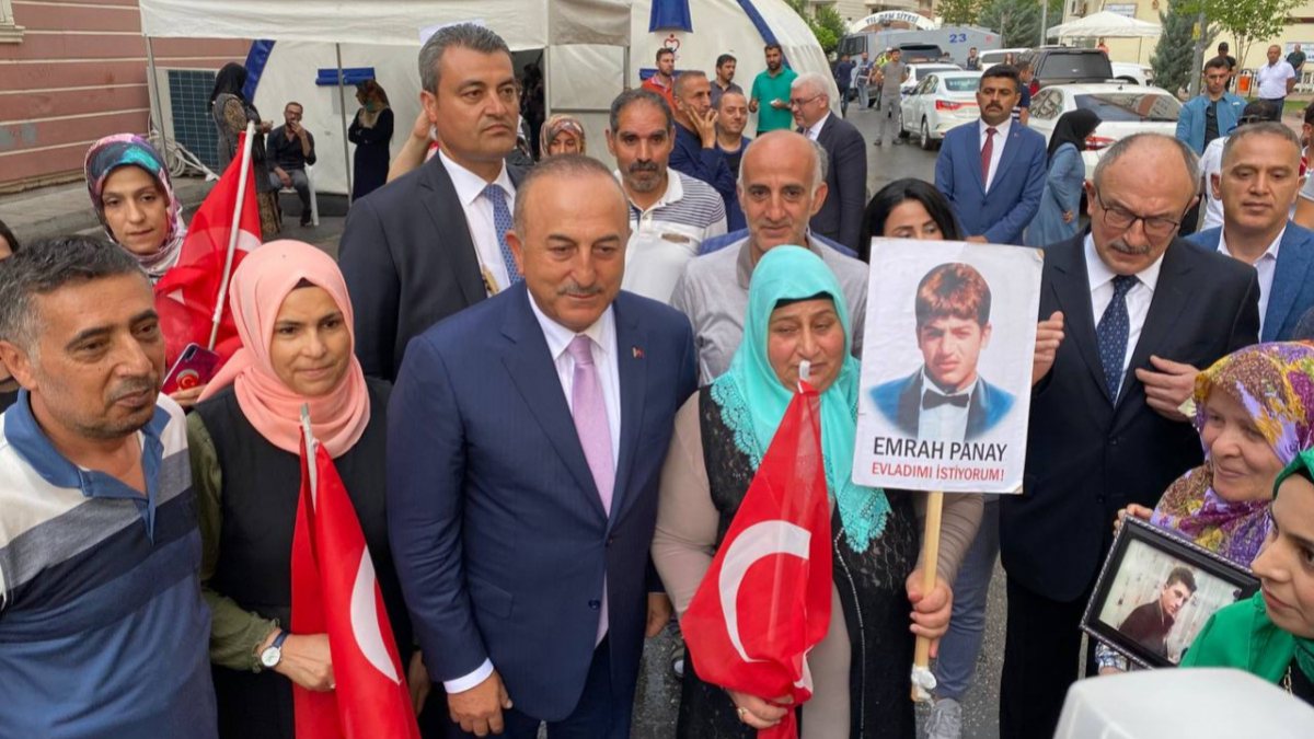 Dışişleri Bakanı Mevlüt Çavuşoğlu, Diyarbakır Annelerini ziyaret etti