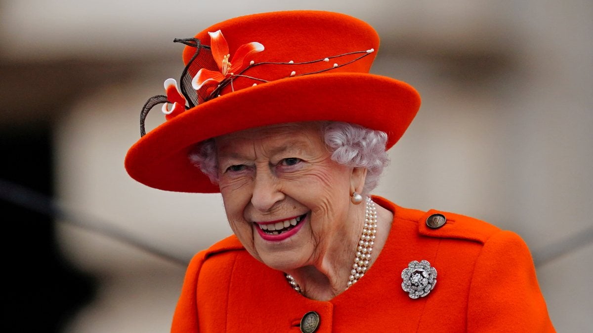 Queen Elizabeth smashes the throne record