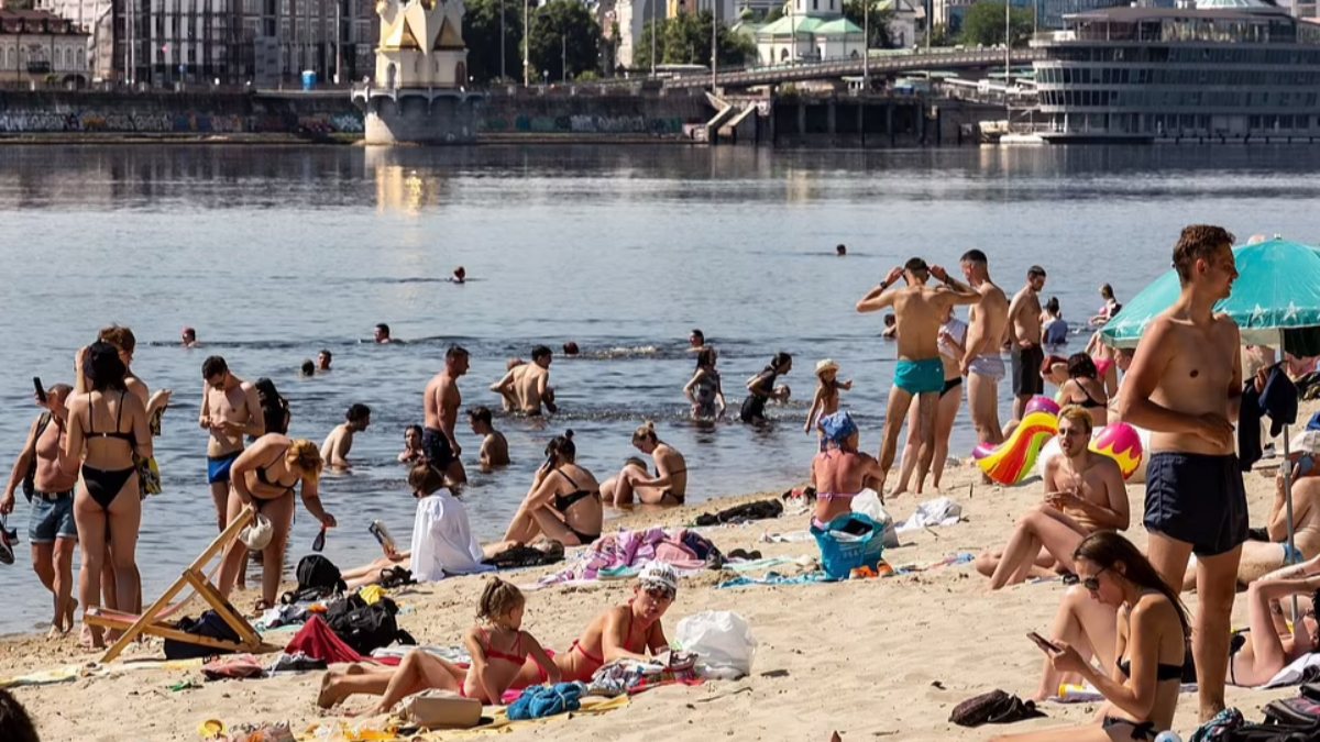 Ukrainians flocked to the beaches