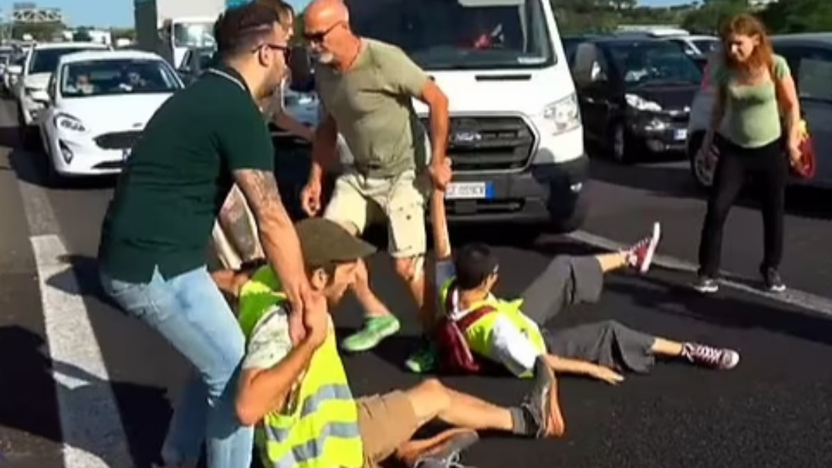 Intervention of demonstrators by drivers in Italy