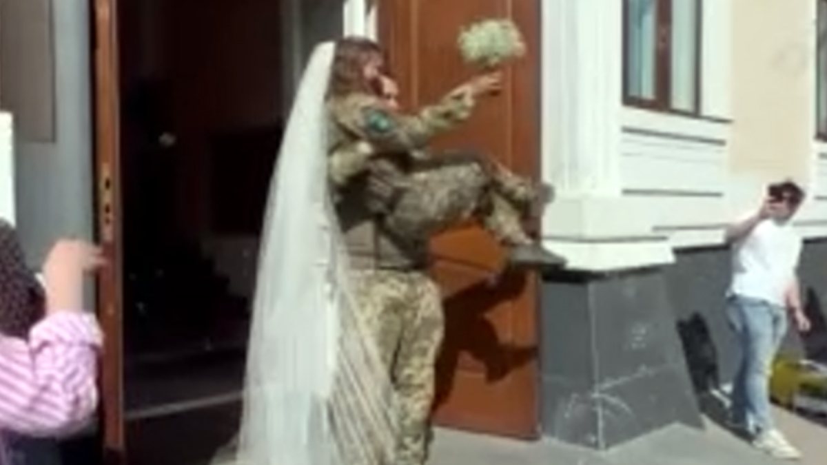 Ukrainian couple married in military uniforms