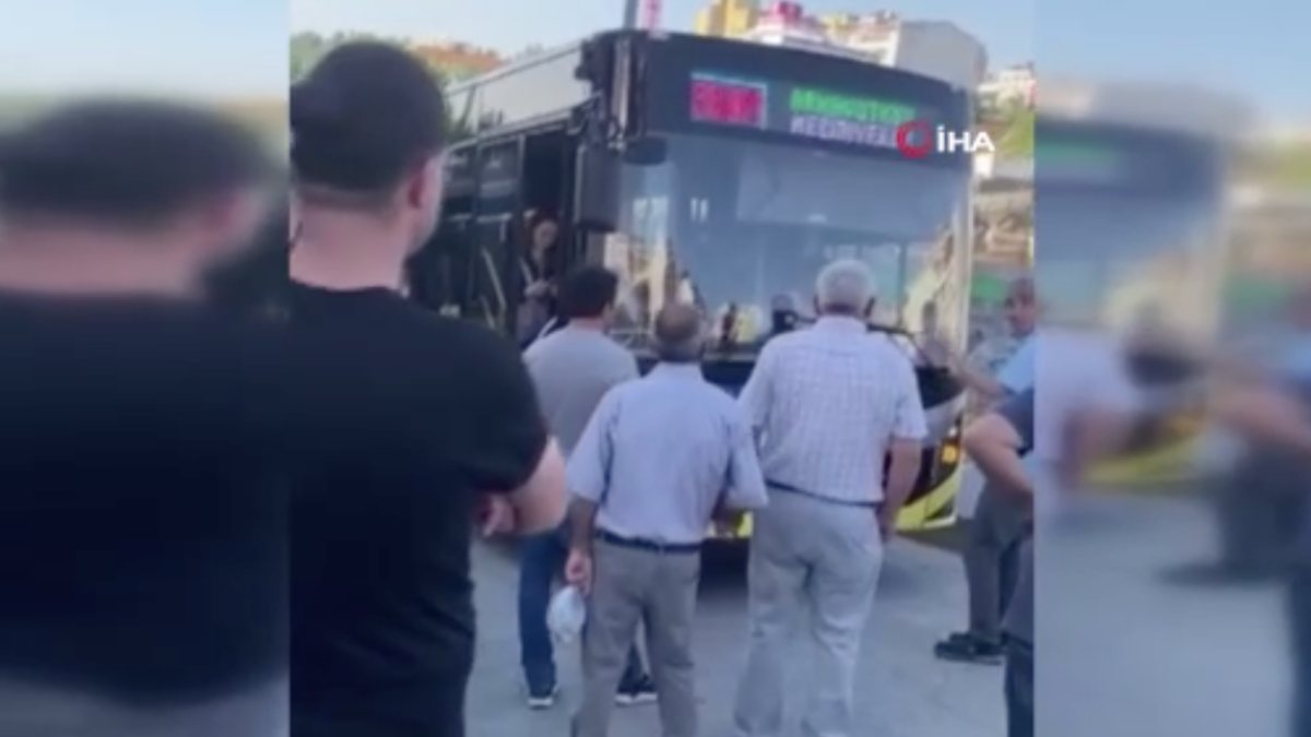 İstanbul'da arıza yüzünden yolda kalan yolcular yolu kapattı