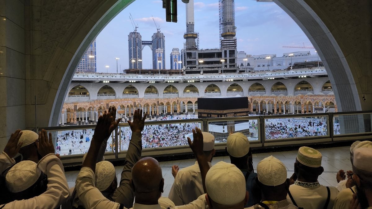 Pilgrim candidates begin their worship in Mecca
