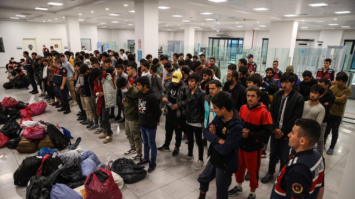 Afganistan uyruklu 131 kaçak göçmen, geri gönderildi 
