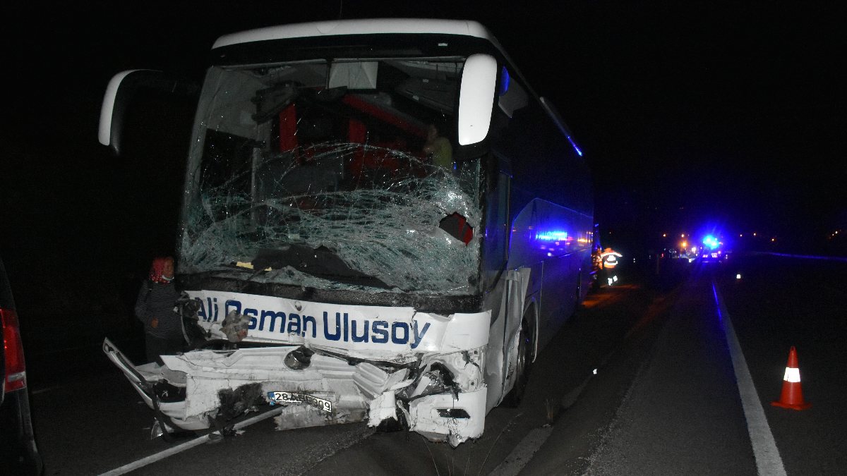 Kastamonu'da otobüs ile araç kafa kafaya çarpıştı: 2 ölü 16 yaralı