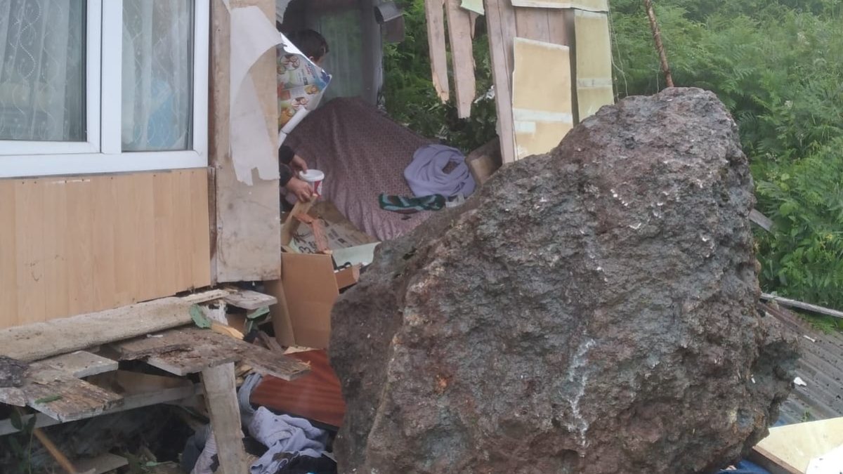 Artvin'de yamaçtaki kaya, evin duvarına düştü