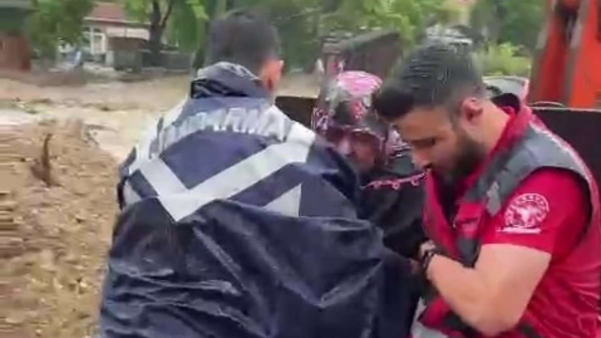 Kastamonu'da jandarma ekiplerinden alkışlanacak tahliye operasyonu