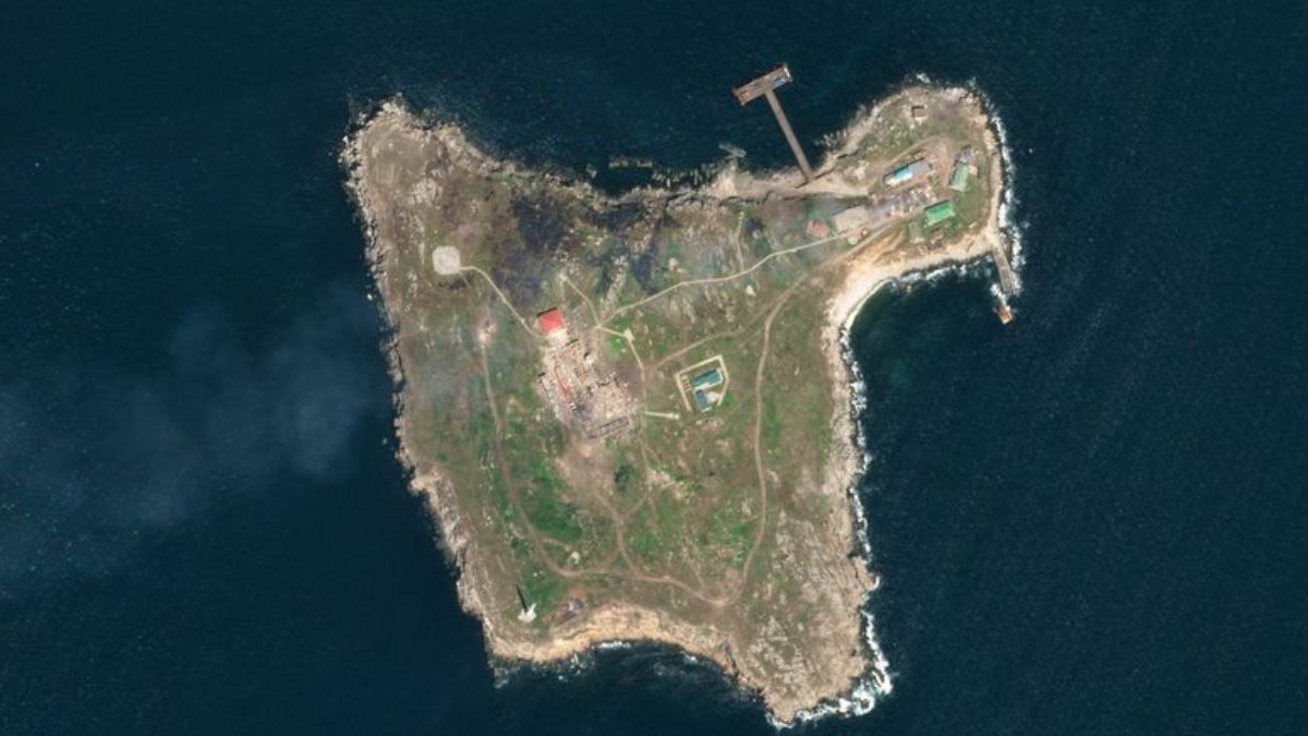 Russian troops withdraw from Snake Island
