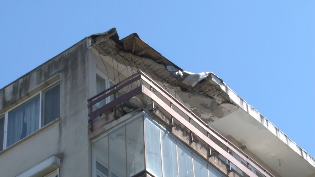 Kartal'da apartmanın çatısı çöktü: Daireleri ucuz diye kiraladık