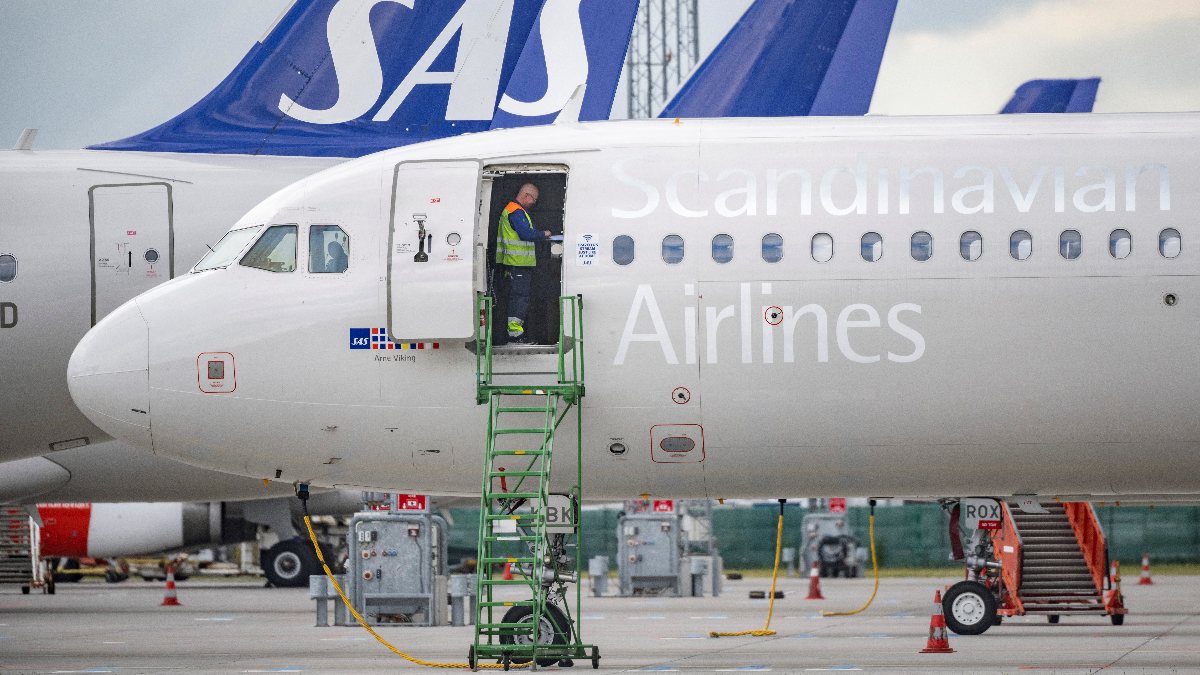 Scandinavian Airlines’ 1000 pilots go on strike